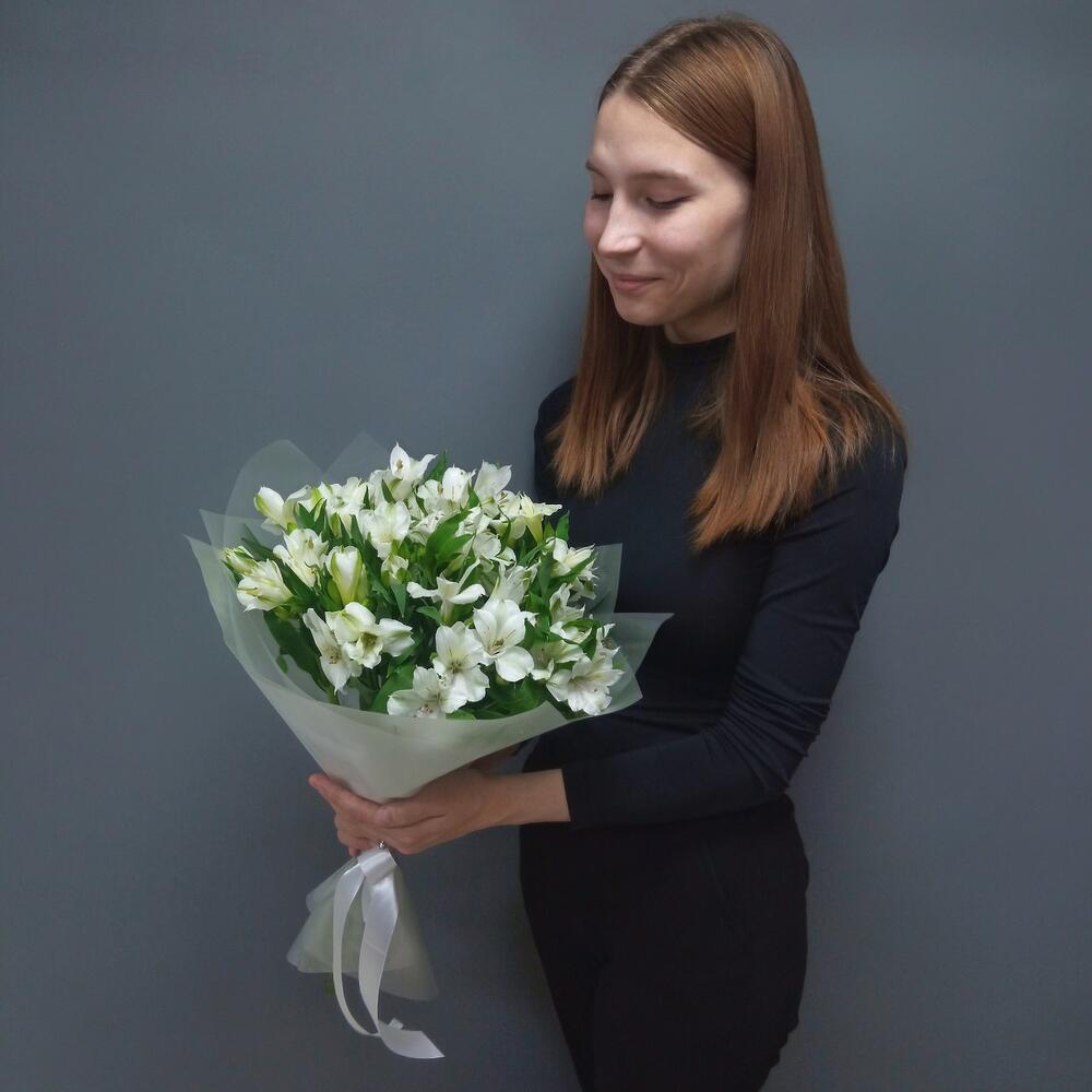 11 белых альстромерий