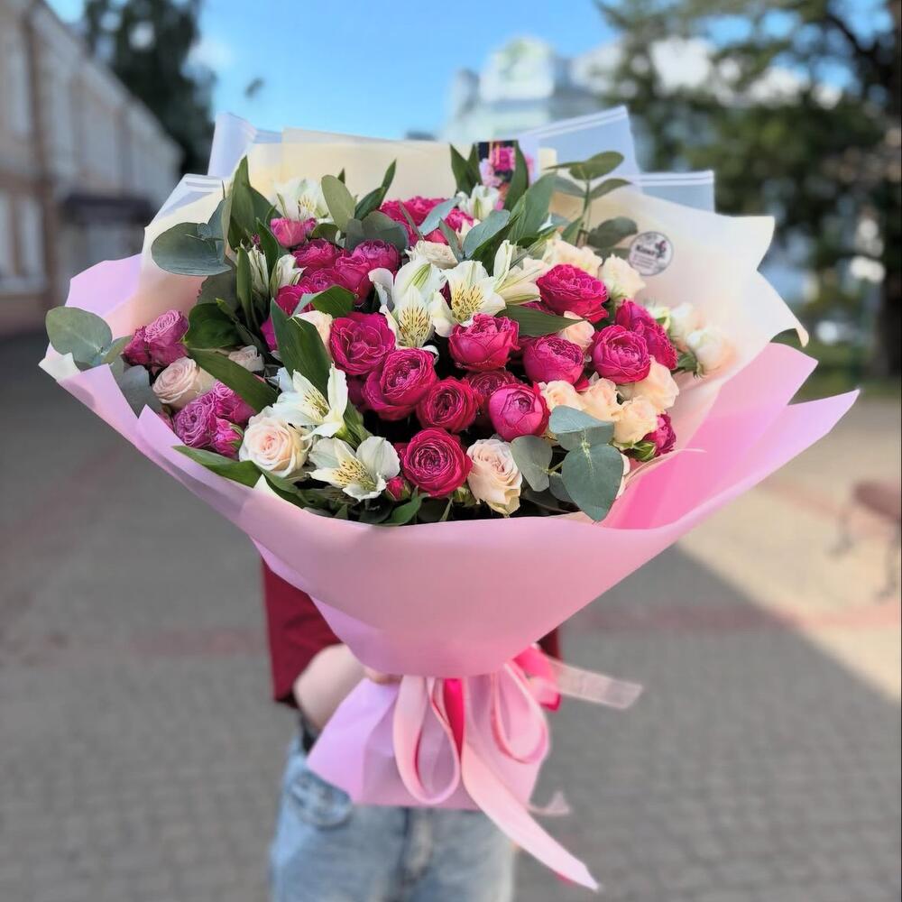 Букет «ЭЛИТА» из пионовидных кустовых роз, альстромерий и эвкалипта