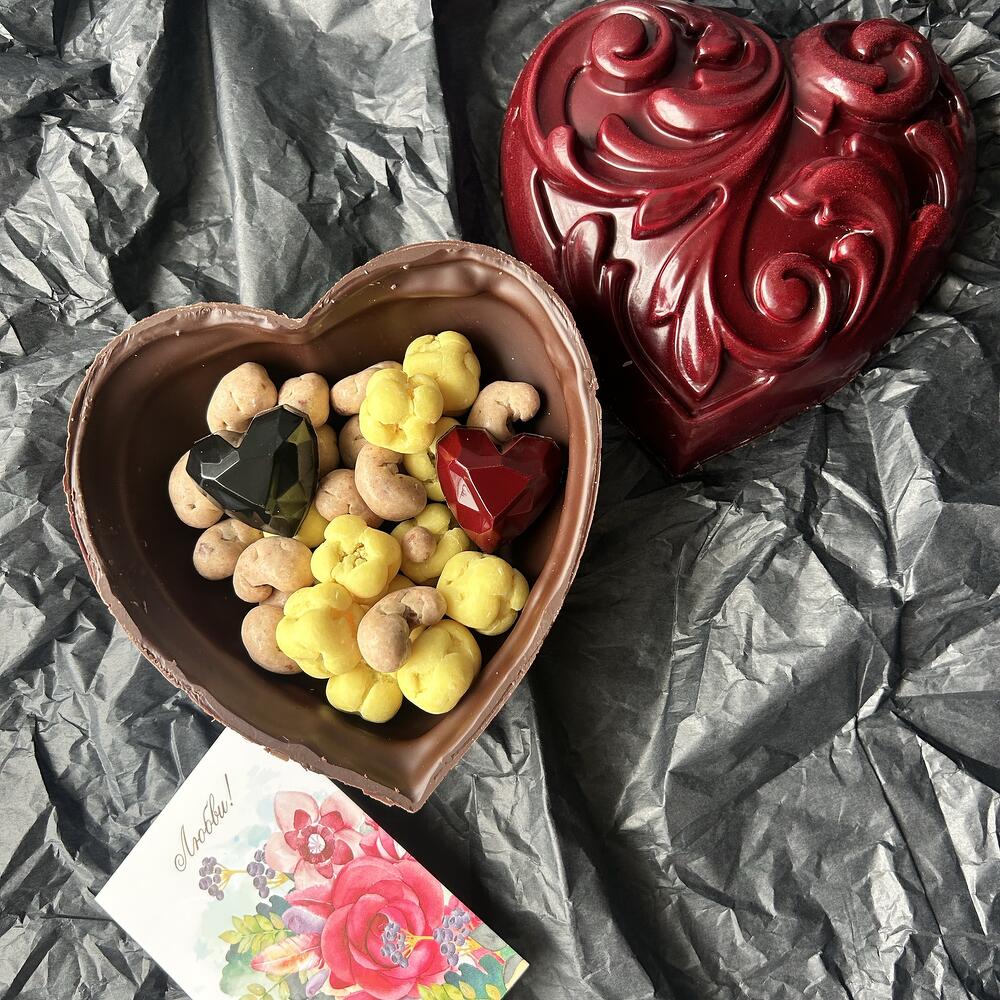 Шоколадная шкатулка Сердце с драже и конфетами