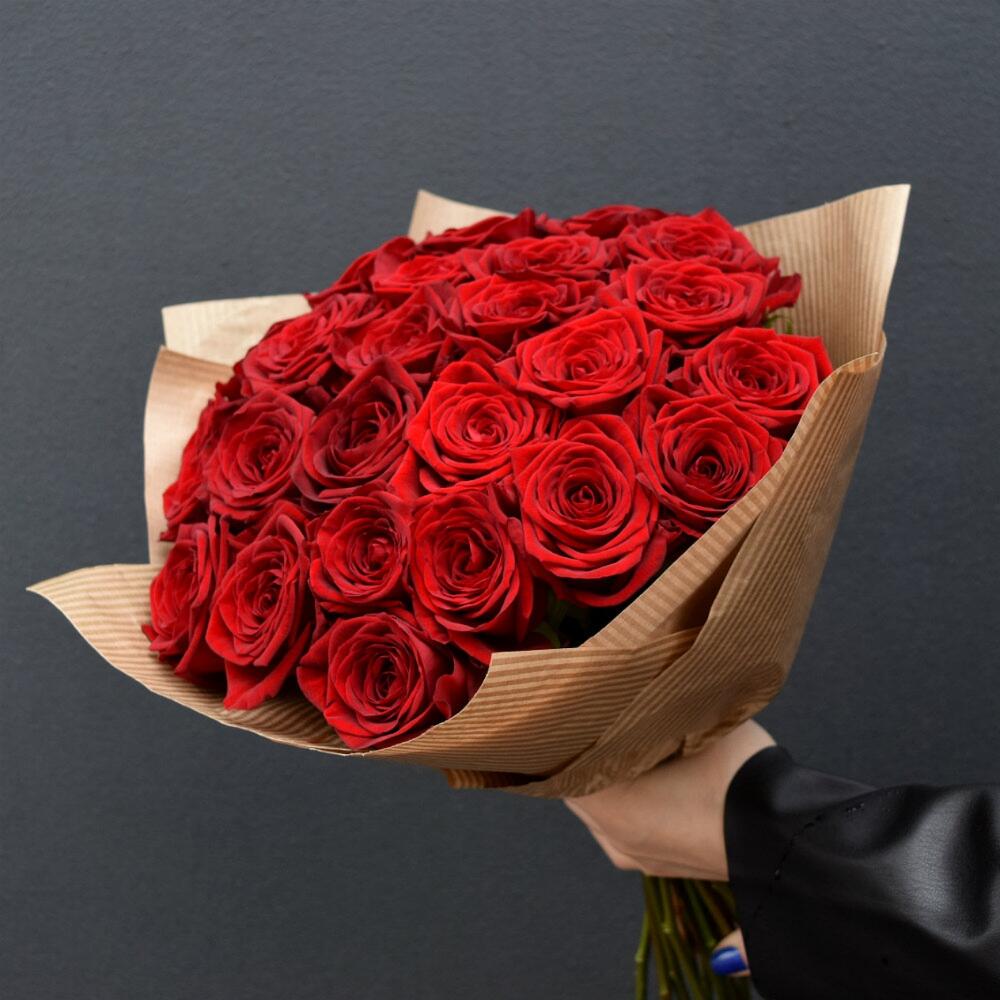 Букет из 25 роз в крафт бумаге, Цветы и подарки в Тюмени, купить по цене5500 RUB, Монобукеты в Цветочный Двор с доставкой