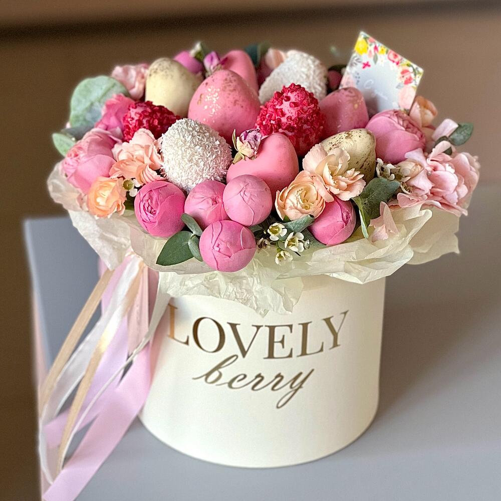 Композиция с клубникой в шоколаде и пион. розами