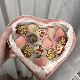 Клубника и ягоды в шоколаде