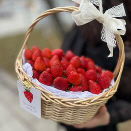 Basket with strawberries XL