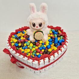 Сердце из конфет эмемдемс с игрушкой