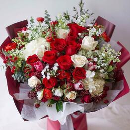 Valentines Roses Gift Set, Florists in Essex