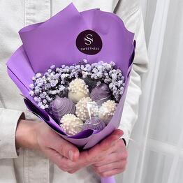Клубника в шоколаде с живыми цветами гипсофила Mini Purple