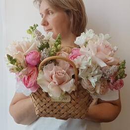 Цветущий сад у озера