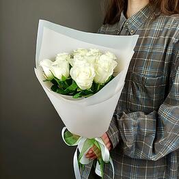 11 delicate roses in the design