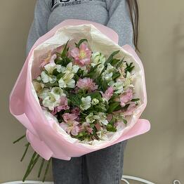 11 белых и розовых альстромерий