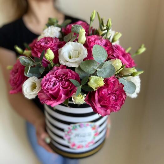 Peony-shaped roses in a hat box