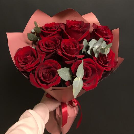 Ramo de 9 rosas rojas con eucalipto