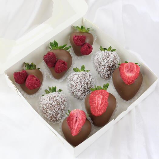 9 Fresas con chocolate con leche, coconut, fresas y frambuesas liyofilizadas