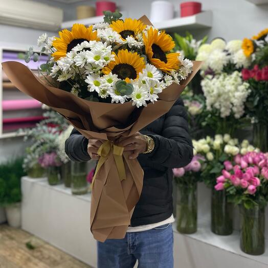 Bouquet of sunflowers and daisies