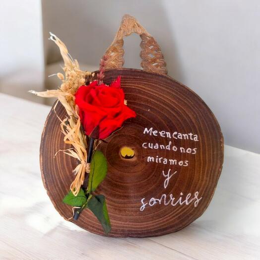 Rodaja de madera decorativa con rosa roja y mensaje