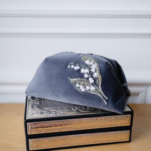 Бархатная косметичка с вышивкой, коллекция Ландыш, цвет серый, ручная работа