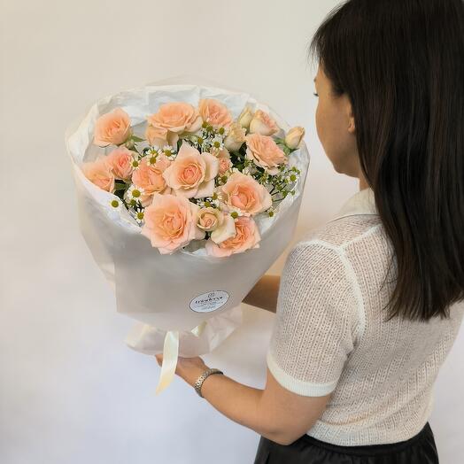 Букет с кустовыми розами и ромашками "Манговый сорбет" ко Дню Матери