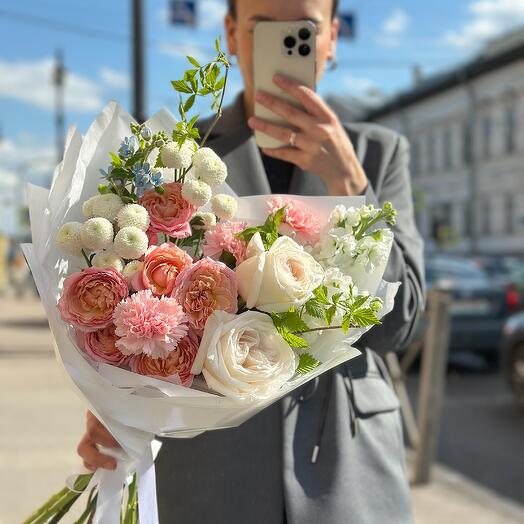 Букет «летняя нежность» с ароматной пионовидной розой и незабудками
