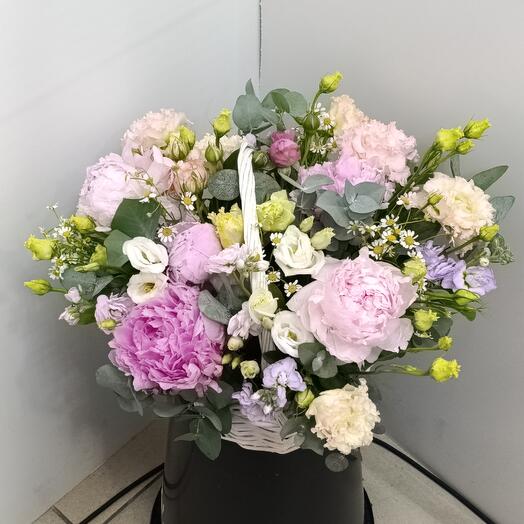 композиция в корзине пион, эустома, ромашка кустовая, маттиола, эвкалипт
