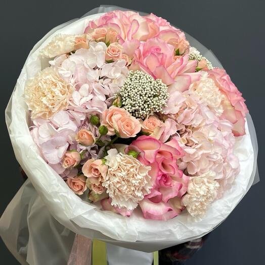 Розовый круглый с гортензиями и французскими розами