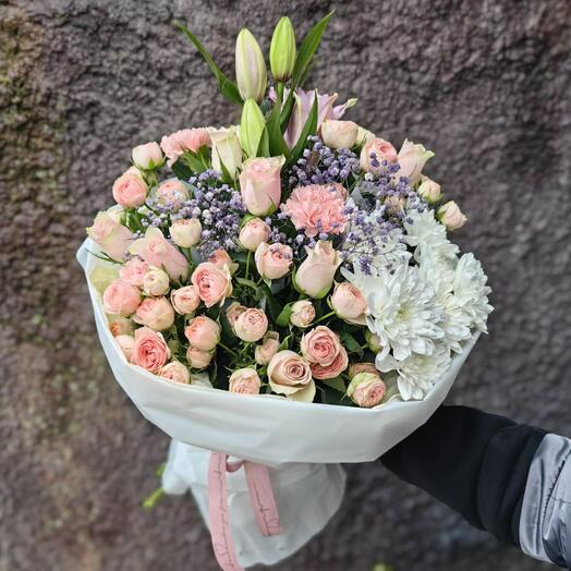 Букет из кустовых роз,лилия, хризантема кустовая, розы,гипсофила