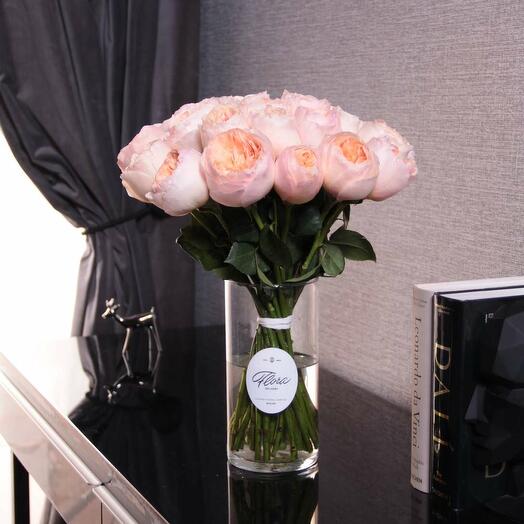 Bouquet of 25 roses "Austin Juliet" in a vase