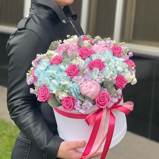 Розовые розы с гортензией и маттиолой в коробке 🧚‍♂️