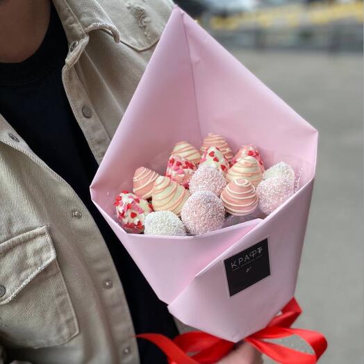 Ramo de fresas cubiertas de chocolate rosa