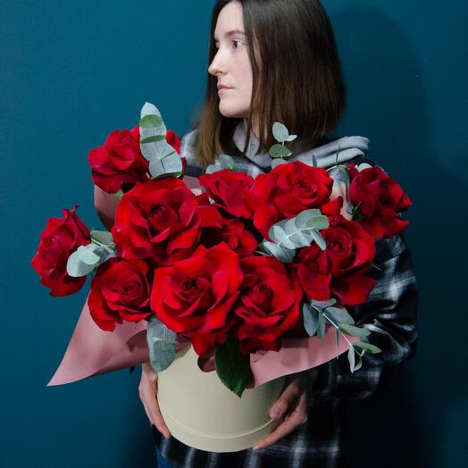 Красные розы в коробке 11шт