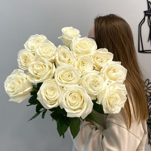 15 белых роз
