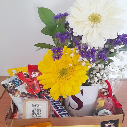 Caja con taza personalizada, flores y chocolates