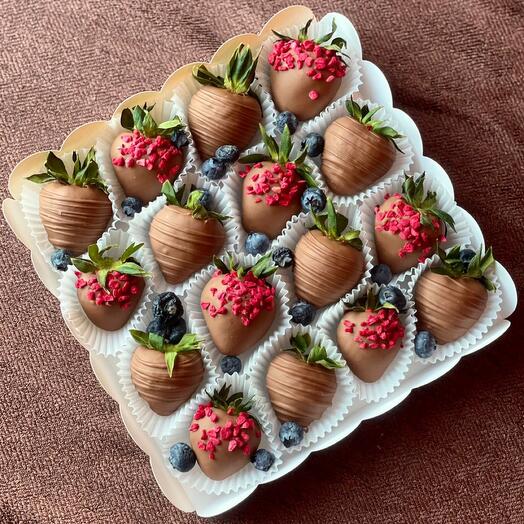 Клубника в шоколаде 16-20 ягод с голубикой Milky