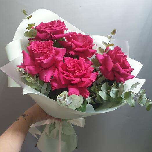 Букет  из 5 французских роз с эвкалиптом