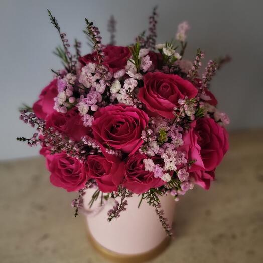 Cajita con rosas, flor de cera y brezo