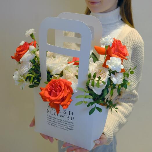 Цветочная коробочка N 43 с алой розой