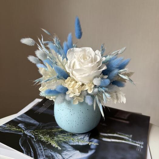 Голубая композиция из сухоцветов и стабилизированных цветов