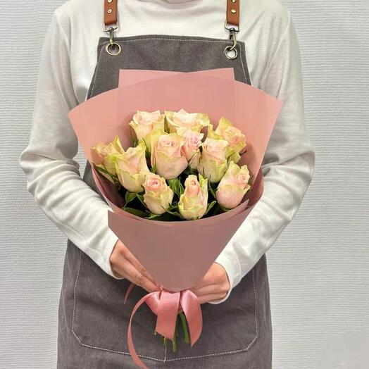 Букет из 11 зелено розовых роз в красивой матовой упаковке