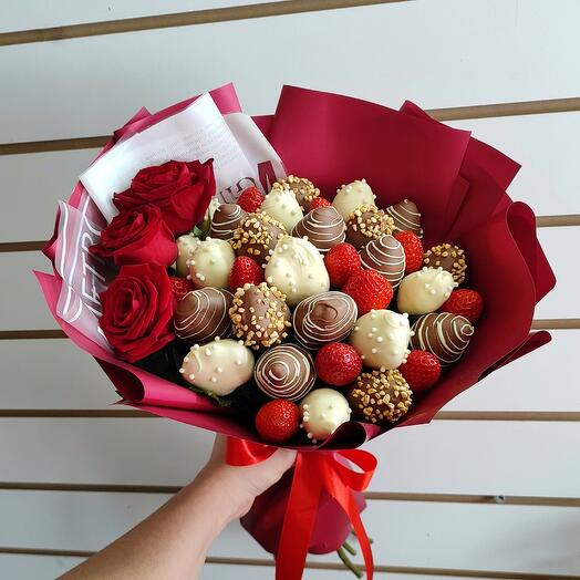 Букет полуниця в шоколаді і три троянди