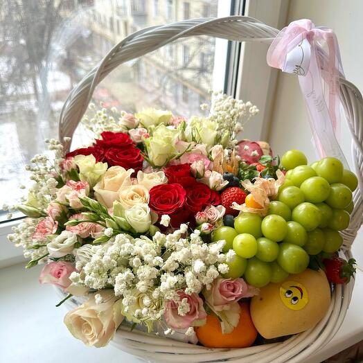 Корзина с цветами, 8 марта, люкс подарок , премюм качества, розы, тюльпаны, клубника