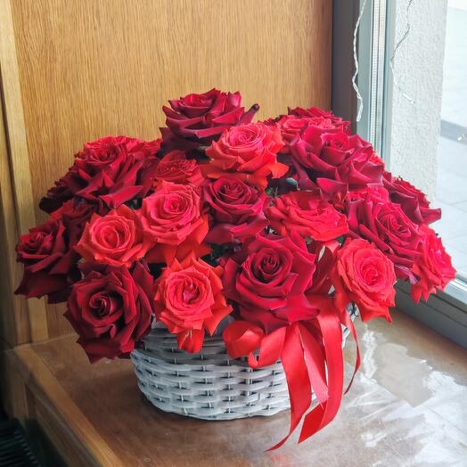 Роскошная французская роза в корзине