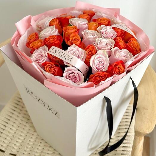 Букет из 35 микс роз в переноске