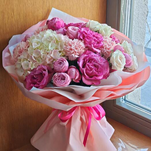 Букет из гортензии, роз и диантус