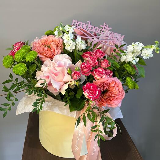 Огромный букет в цилиндре XXL пионовидная, кустовая и французская роза с белой матиолой 001