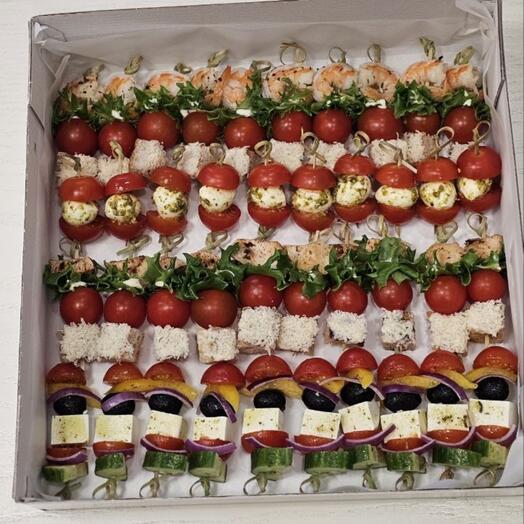 Фуршетный бокс "Канапе Цезарь-Греческий-Капрезе"