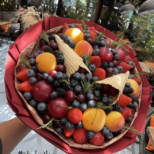 Ягодный букет с абрикосами и вафельными рожками