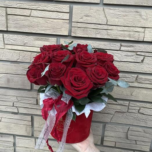 Красные розы с эвкалиптом