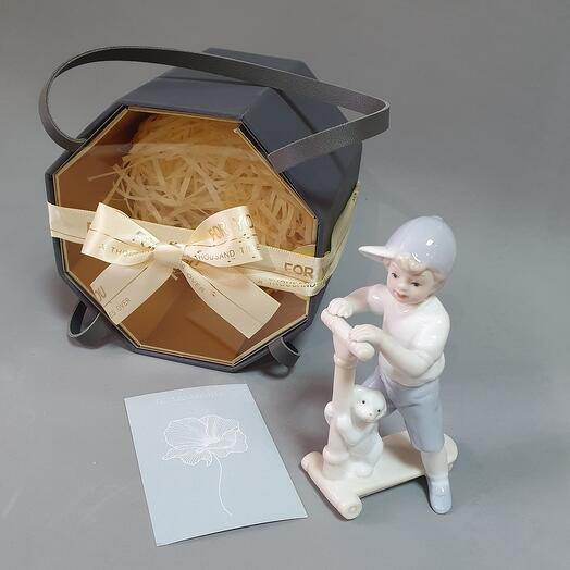 Статуэтка «Мальчик на самокате с собачкой" в подарочной коробке