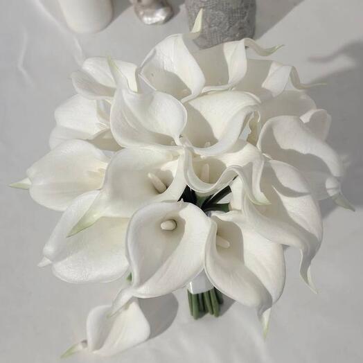 Wedding bouquet of calla lilies