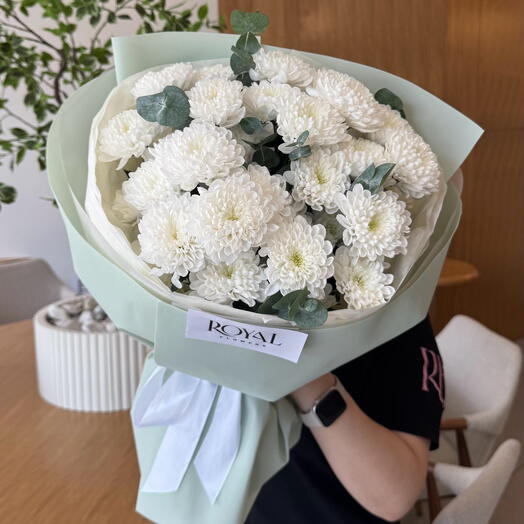 Ароматный букет из хризантем и эвкалипта