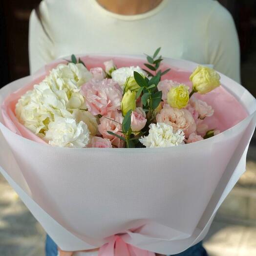 Букет «Нежнятина» с лизиантусом, гвоздиками и белой гортензией – Нежный подарок для особых моментов