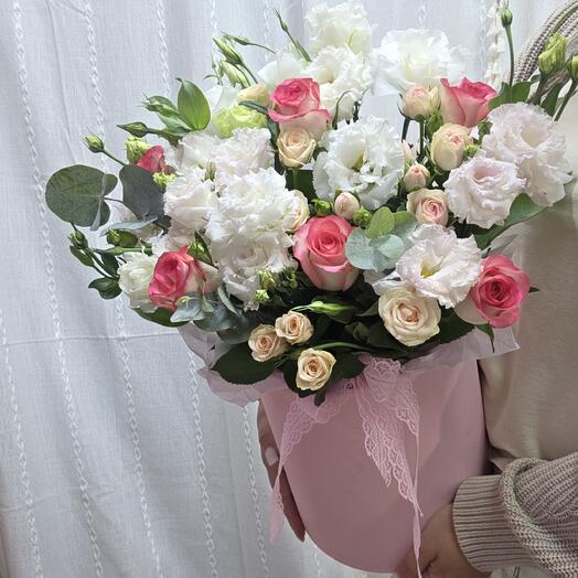 Эффектная коробка с лизиантусом, розовыми розами